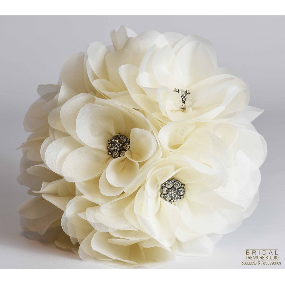 Νυφική ανθοδέσμη από άνθη μανόλιας για την Άντζελα Δ.1075 από Bridal Treasure Studio